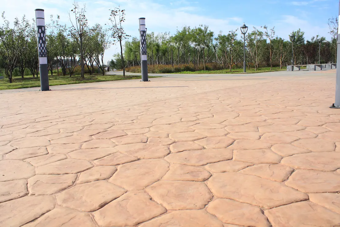 Zone de détente d'une université avec un sol en béton imprimé