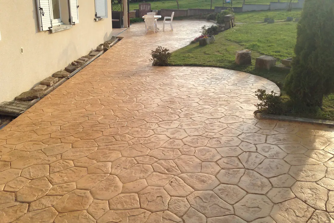 Jardin avec revêtement en béton imprimé à Périgueux